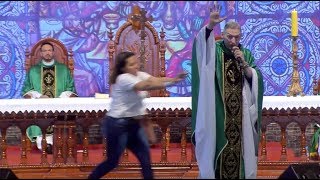 Padre Marcelo Rossi é empurrado do altar durante celebração [upl. by Morey107]